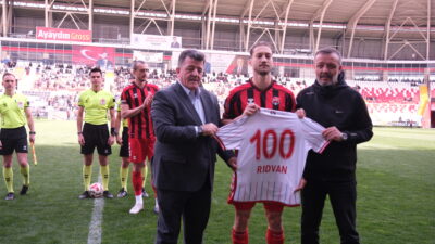 24 Erzincanspor’un tecrübeli oyuncusu Rıdvan Türker, kırmızı-siyahlı formayla 100. maçına