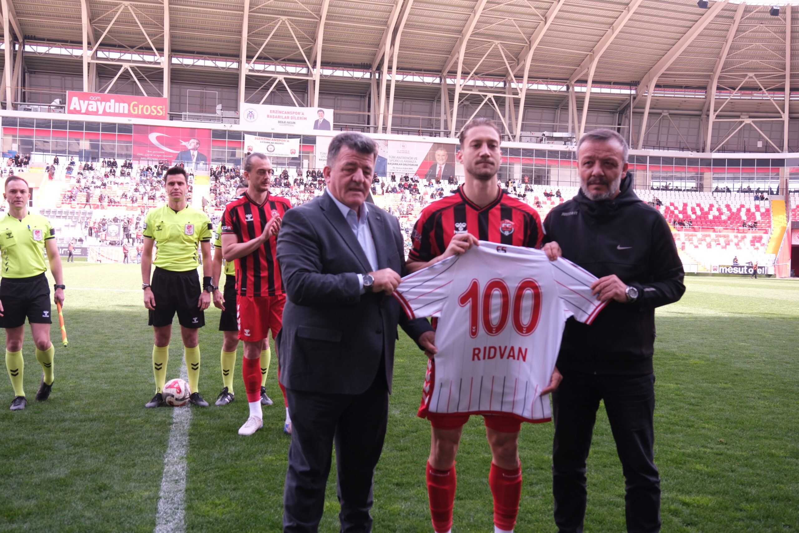 24 Erzincanspor’un tecrübeli oyuncusu Rıdvan Türker, kırmızı-siyahlı formayla 100. maçına