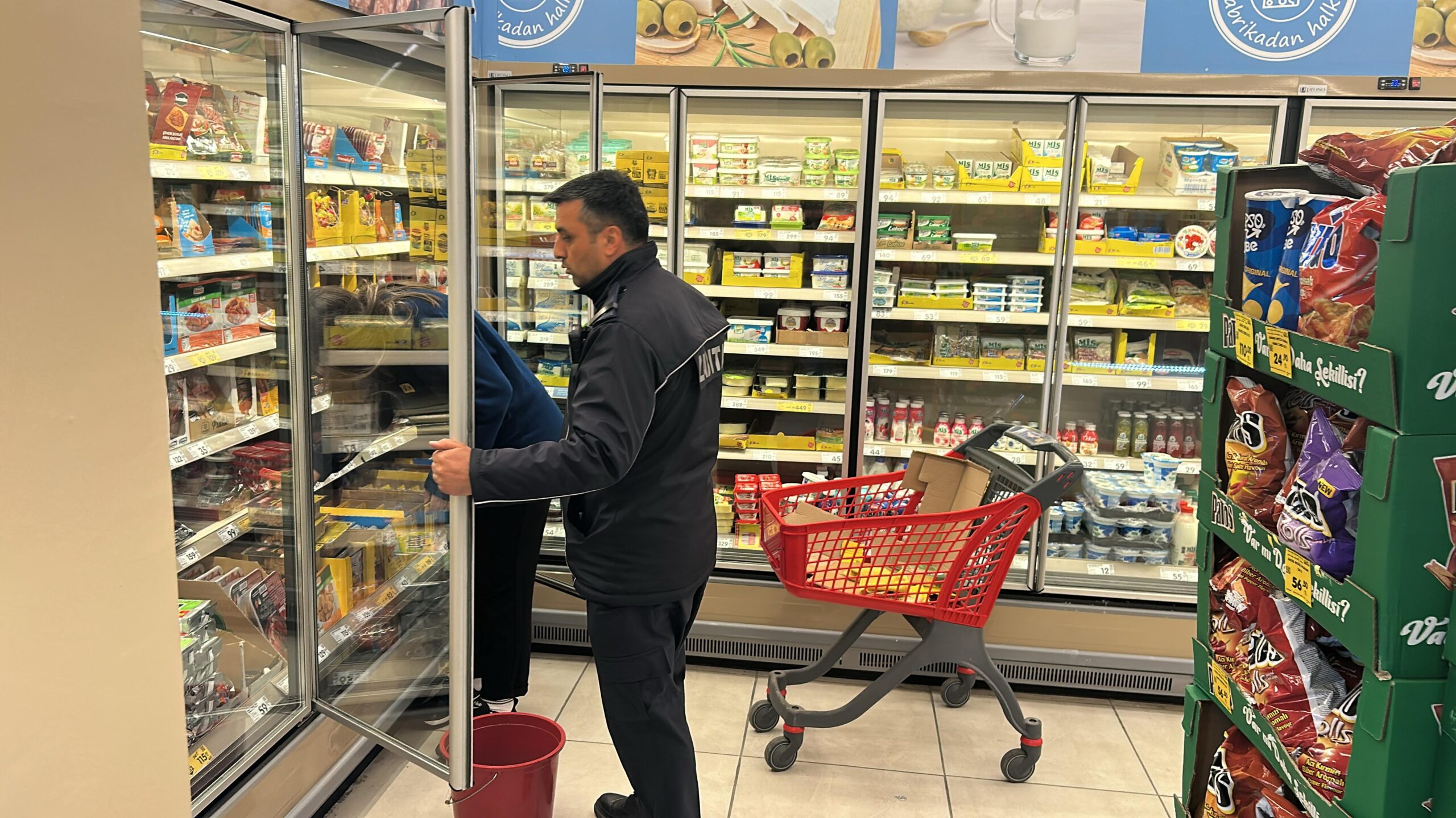 Erzincan belediyesi zabıta müdürlüğü ekipleri, gece saatlerinde gerçekleştirdiği denetimlerde son