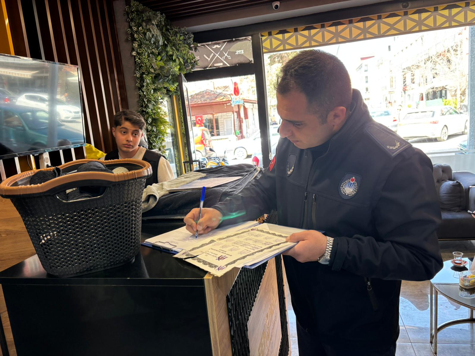 Erzincan Belediyesi Zabıta Müdürlüğü ekipleri, şehir merkezinde faaliyet gösteren erkek