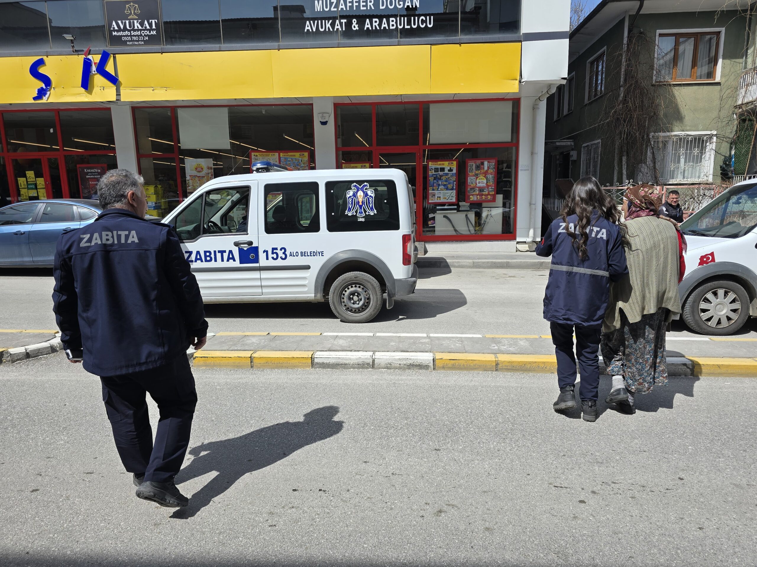 Erzincan Belediyesi Zabıta ekipleri tarafından şehir merkezinde gerçekleştirilen denetimlerde dilencilik