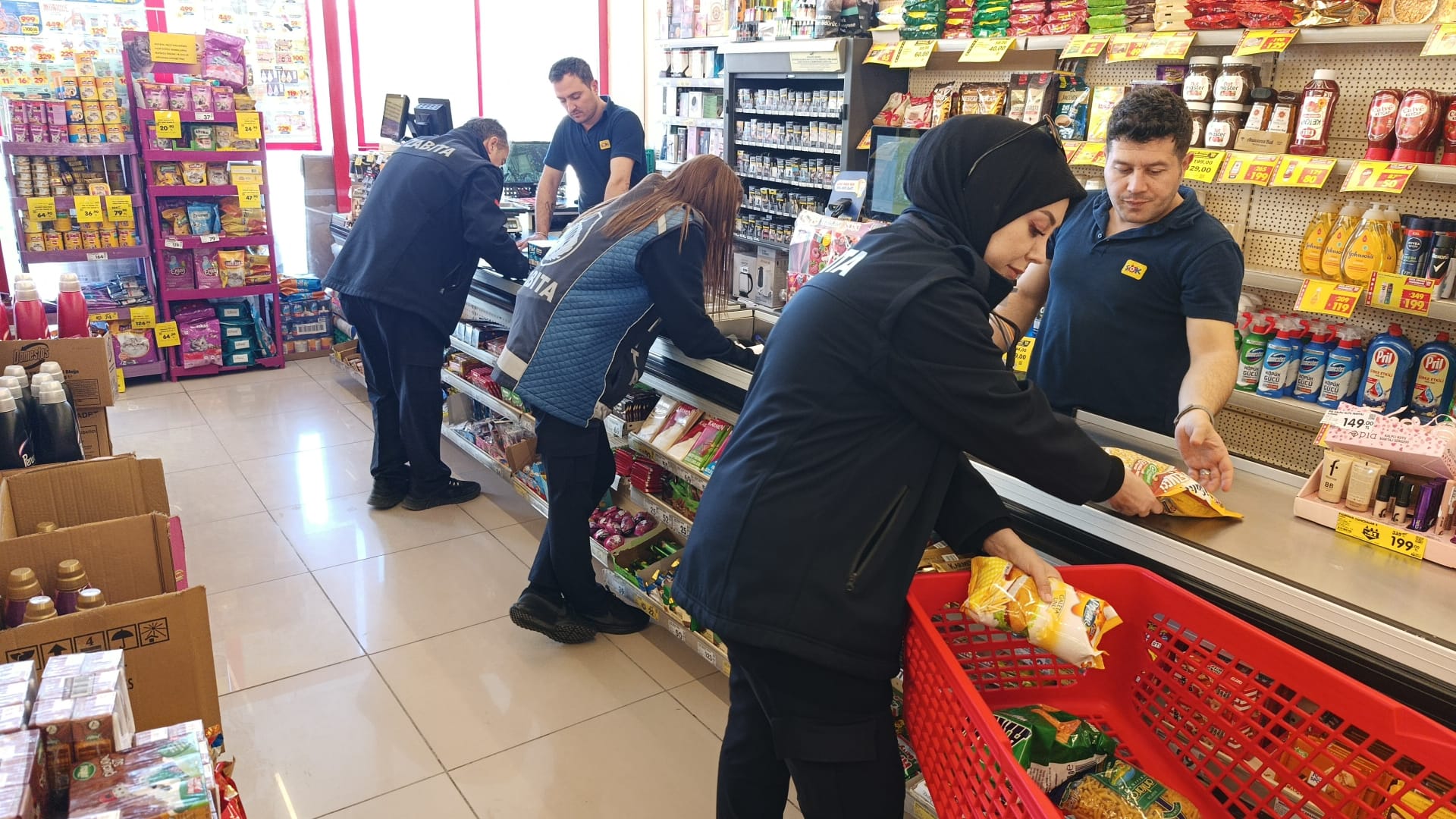 Erzincan Belediyesi Zabıta ekipleri, kent genelinde 296 zincir markette denetim