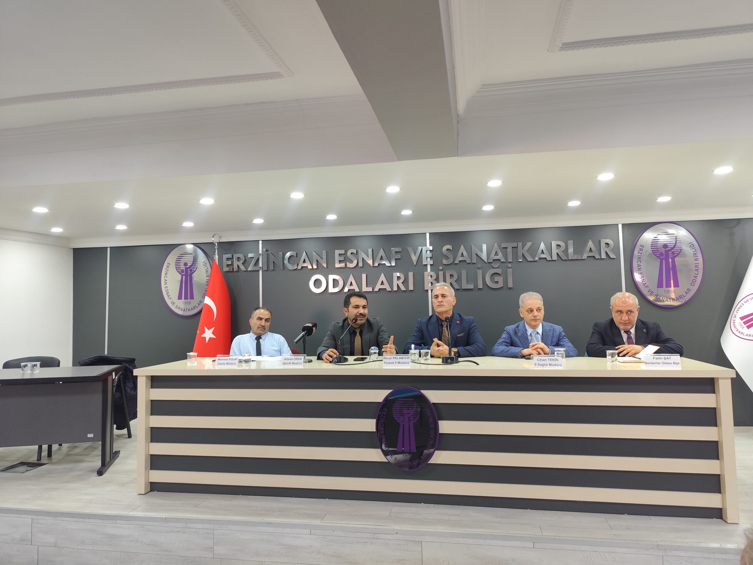 Erzincan’da kuaför ve güzellik salonlarına yönelik düzenlenen toplantıda, denetimlerin artırılacağı