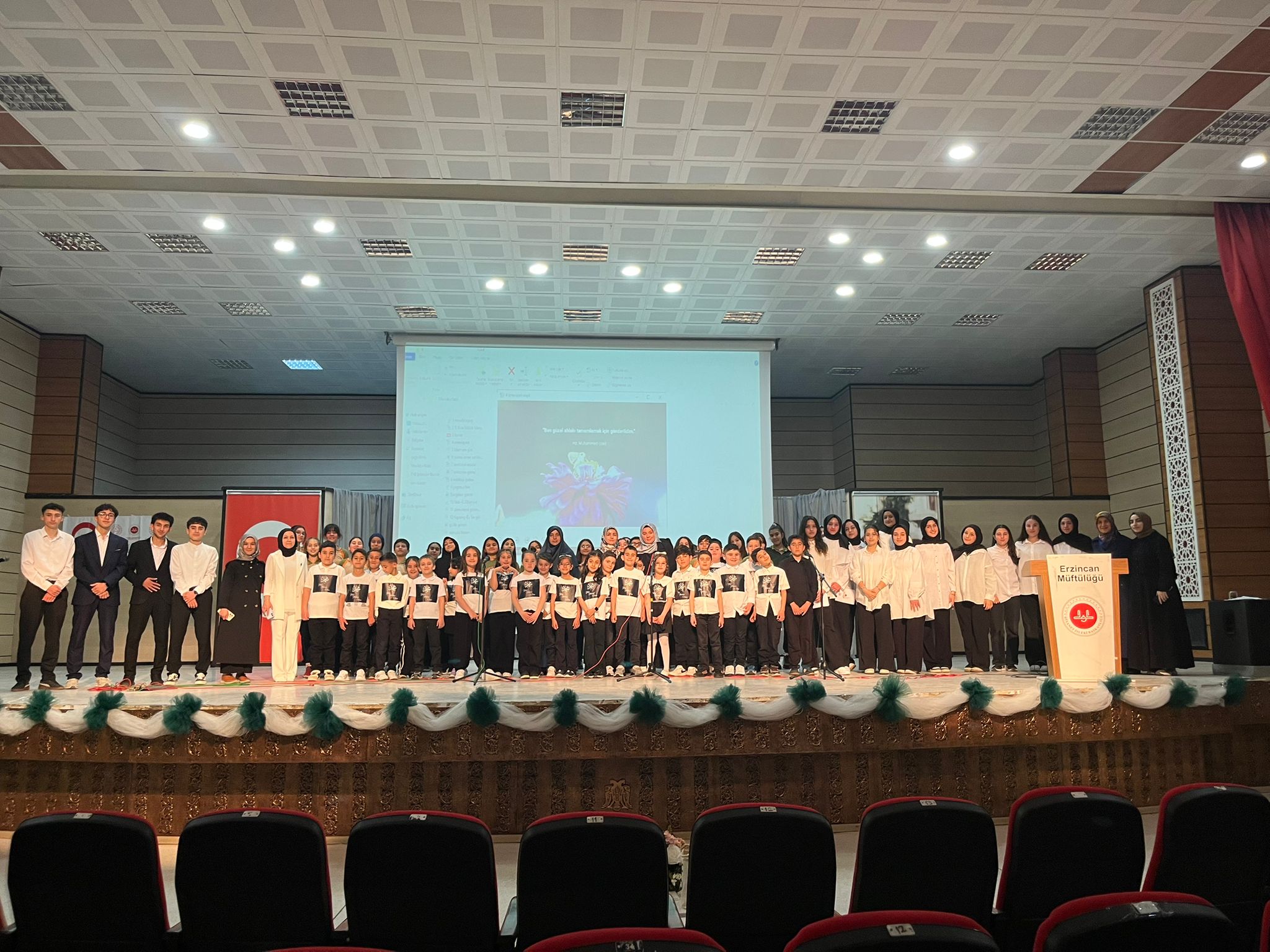 Erzincan’da ÇEDES projesi kapsamında düzenlenen Mevlid-i Nebi programında öğrenciler Kur’an-ı