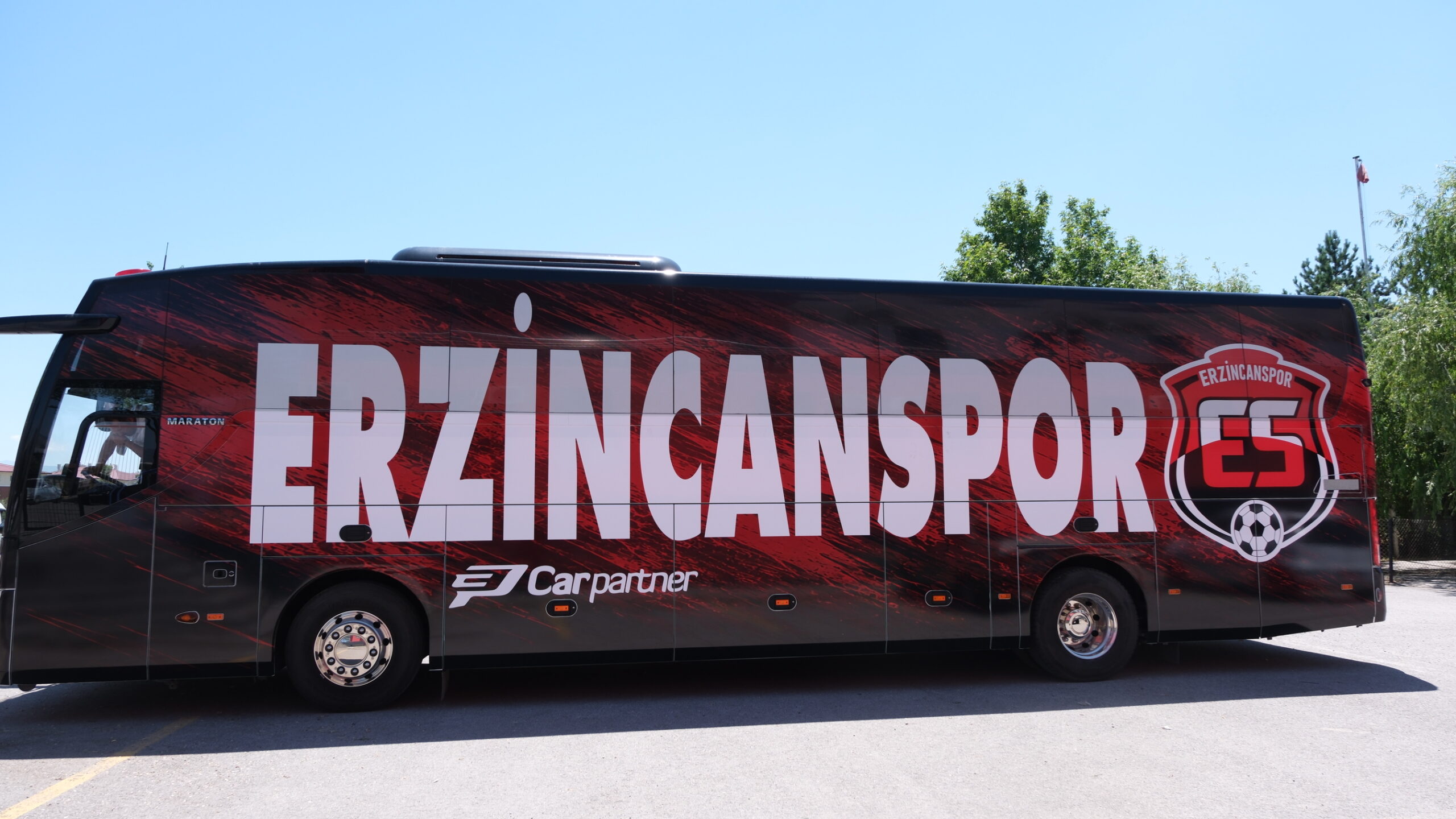 Erzincanspor, yeni sezon öncesinde kulübe kazandırılan yeni takım otobüsünü düzenlenen
