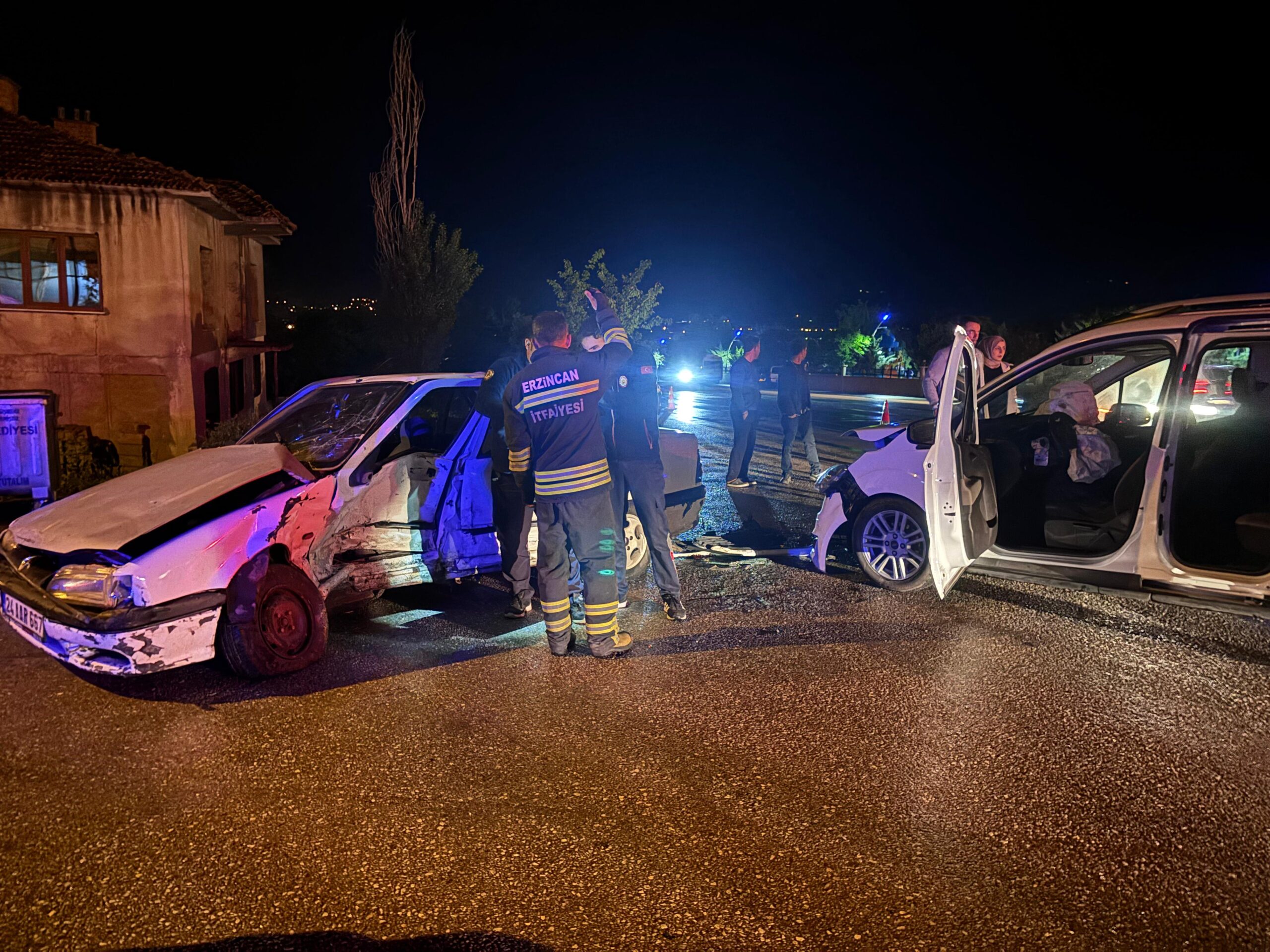 Erzincan-Gümüşhane kara yolunun Yalnızbağ mevkiinde meydana gelen trafik kazasında iki