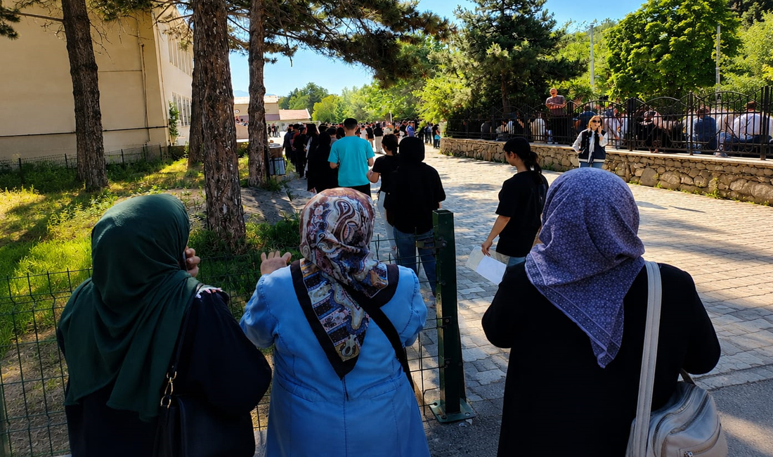 Erzincan’da Liselere Geçiş Sistemi (LGS) kapsamında gerçekleştirilen merkezi sınava merkez