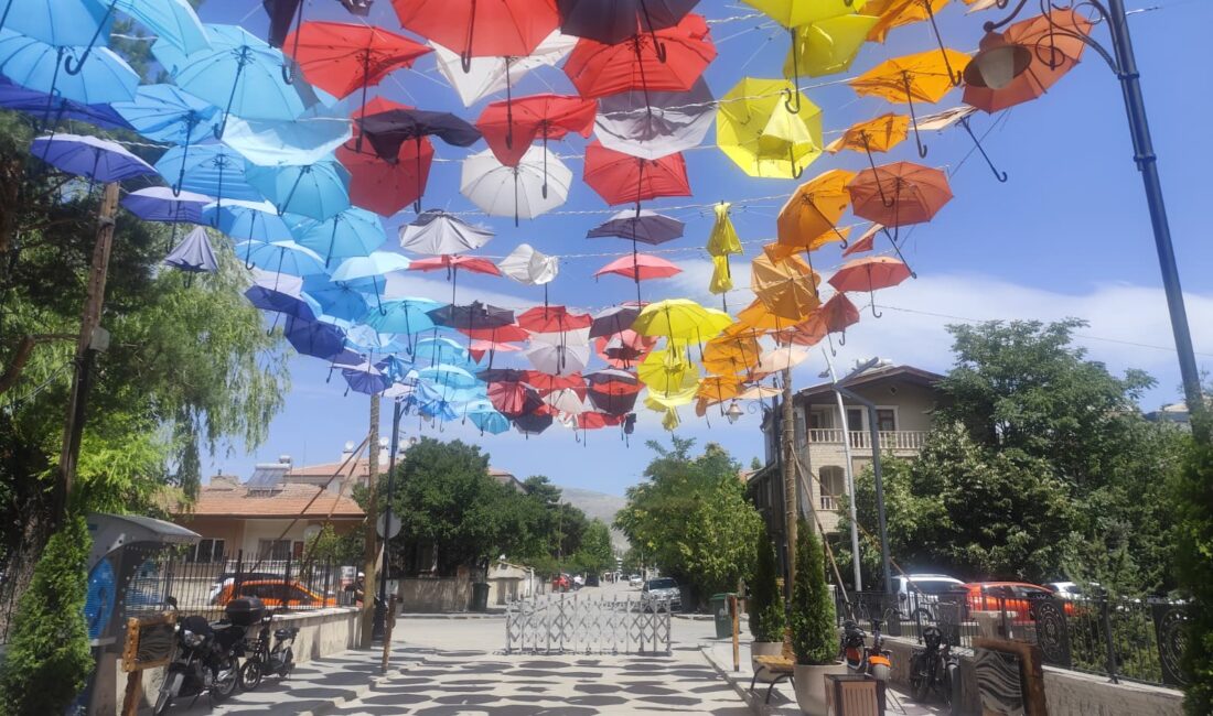 Erzincan’da gökyüzünü renklendiren yüzlerce şemsiyenin bulunduğu sokakta zamanla oluşan hasarlar