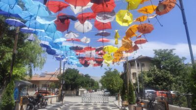 Erzincan’da gökyüzünü renklendiren yüzlerce şemsiyenin bulunduğu sokakta zamanla oluşan hasarlar