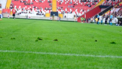 Erzincanspor’un son iki iç saha karşılaşmasında futbolcuların sık sık kayarak
