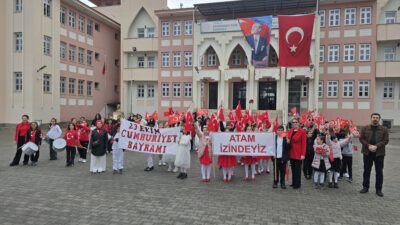 Haber: Muhammed Enes Sevilir Erzincan’da Demirkent İlköğretim Okulu öğrencileri, Cumhuriyet