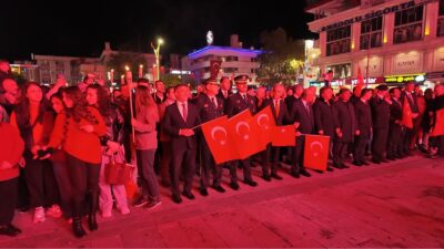 Erzincan’da Cumhuriyet’in 103’üncü kuruluş yıl dönümü kutlamaları kapsamında düzenlenen fener
